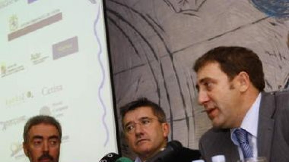 Alberto Villena, Francisco Fernández y Tomás Castro en la presentación