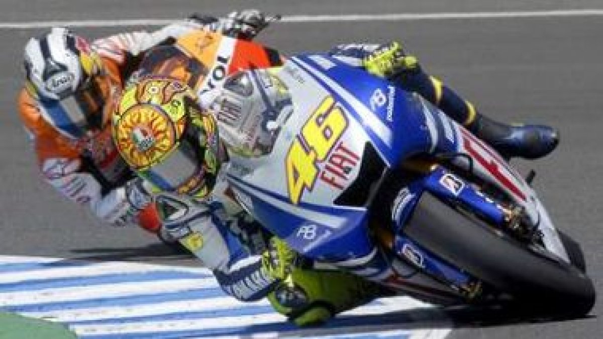 El piloto italiano de moto GP Valentino Rossi va por delante del piloto español Daniel Pedrosa, que