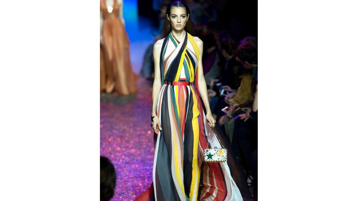 Modelo de Elie Saab, ayer en París. CAROLINE BLUMBERG