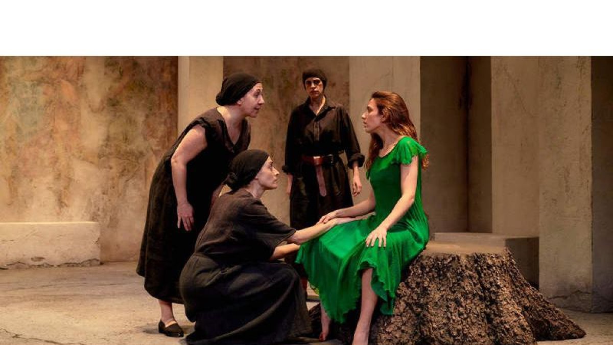 Imagen de una de las escenas del montaje de ‘La Casa de Bernarda Alba’. MARCOS G.