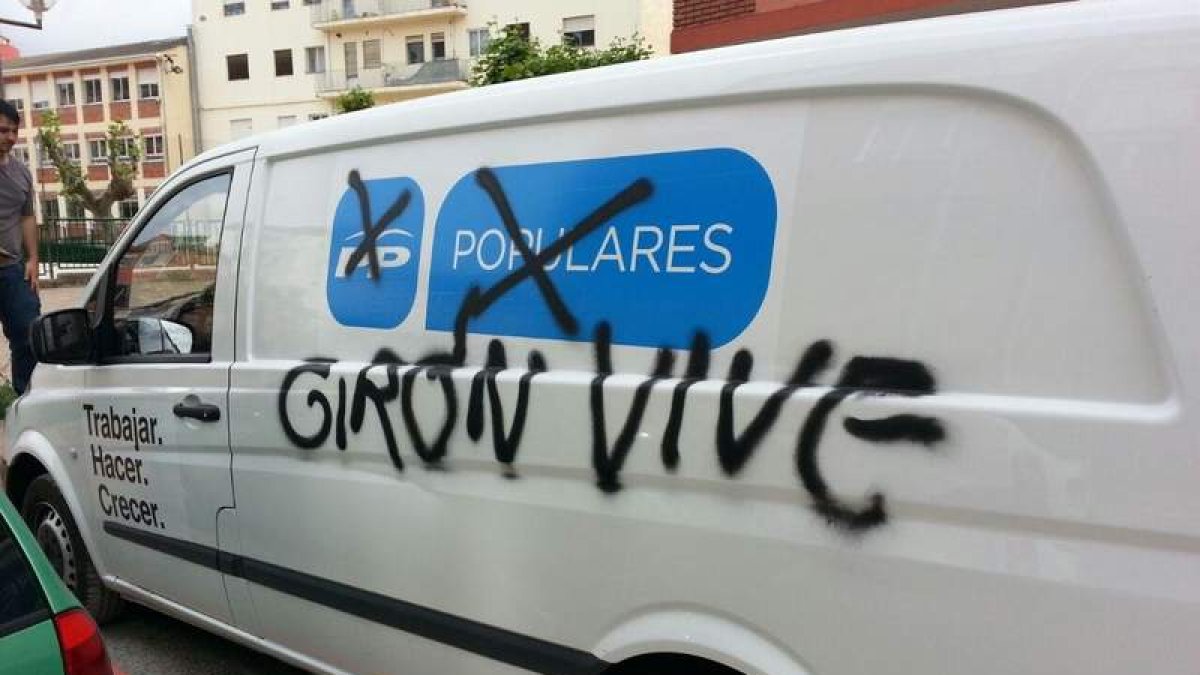 La furgoneta de campaña amaneció ayer totalmente pintada frente a la sede del PP en Ponferrada.