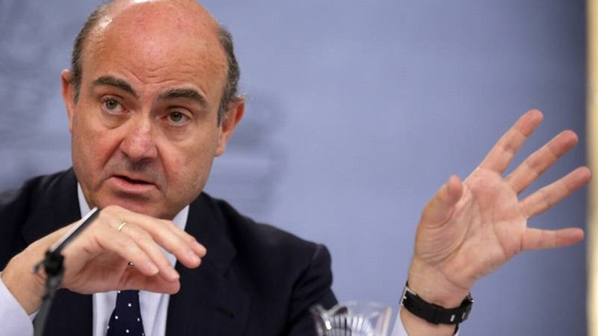 Luis de Guindos, ministro de Economia, durante la rueda de prensa posterior al Consejo de Ministros celebrado esta mañana en el Palacio de la Moncloa.
