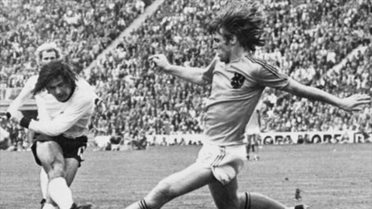 Goleador 8 Müller dispara ante el holandés Krol en la final del Mundial de 1972 en Múnich.