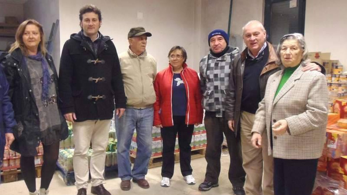 El alcalde (segundo por la izquierda), en uno de los repartos de productos de emergencia.