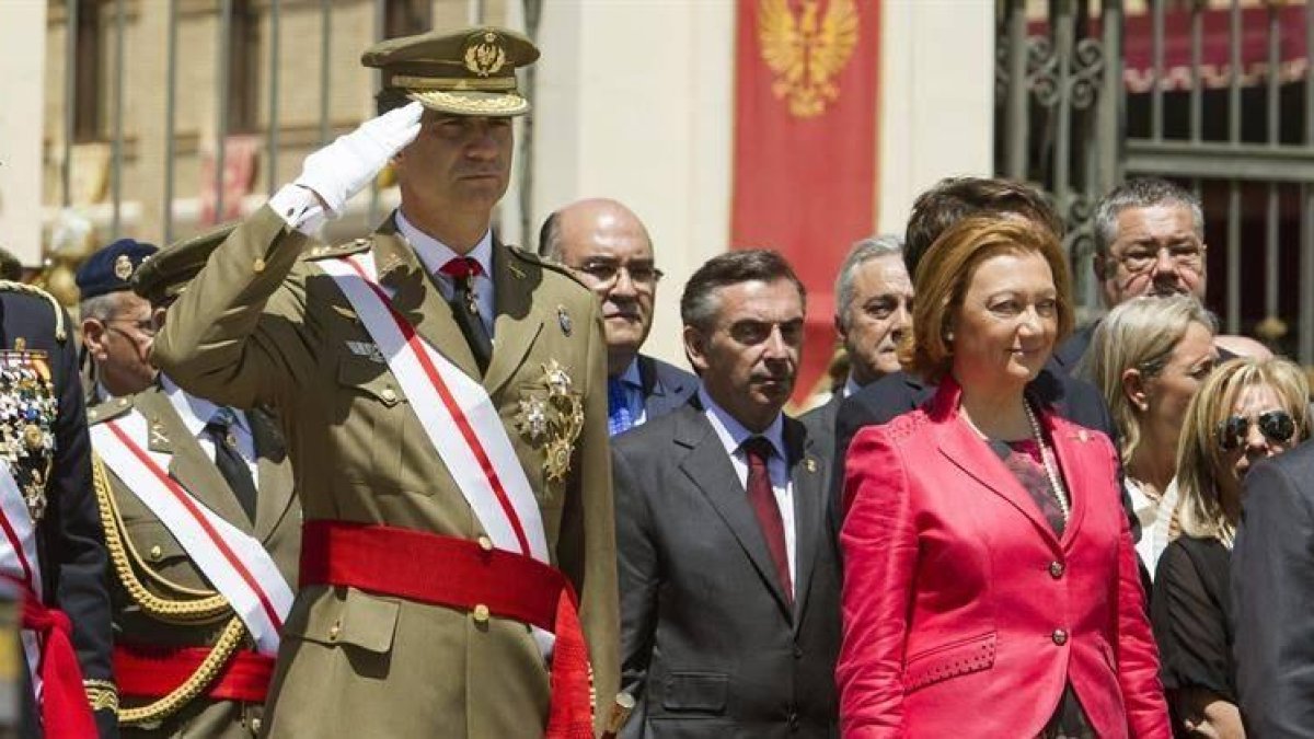 Felue VI saluda a Luis Gallego, presidente de Iberia, en presencia de Antonio Vázquez, presidente de IAG (entre ambos).