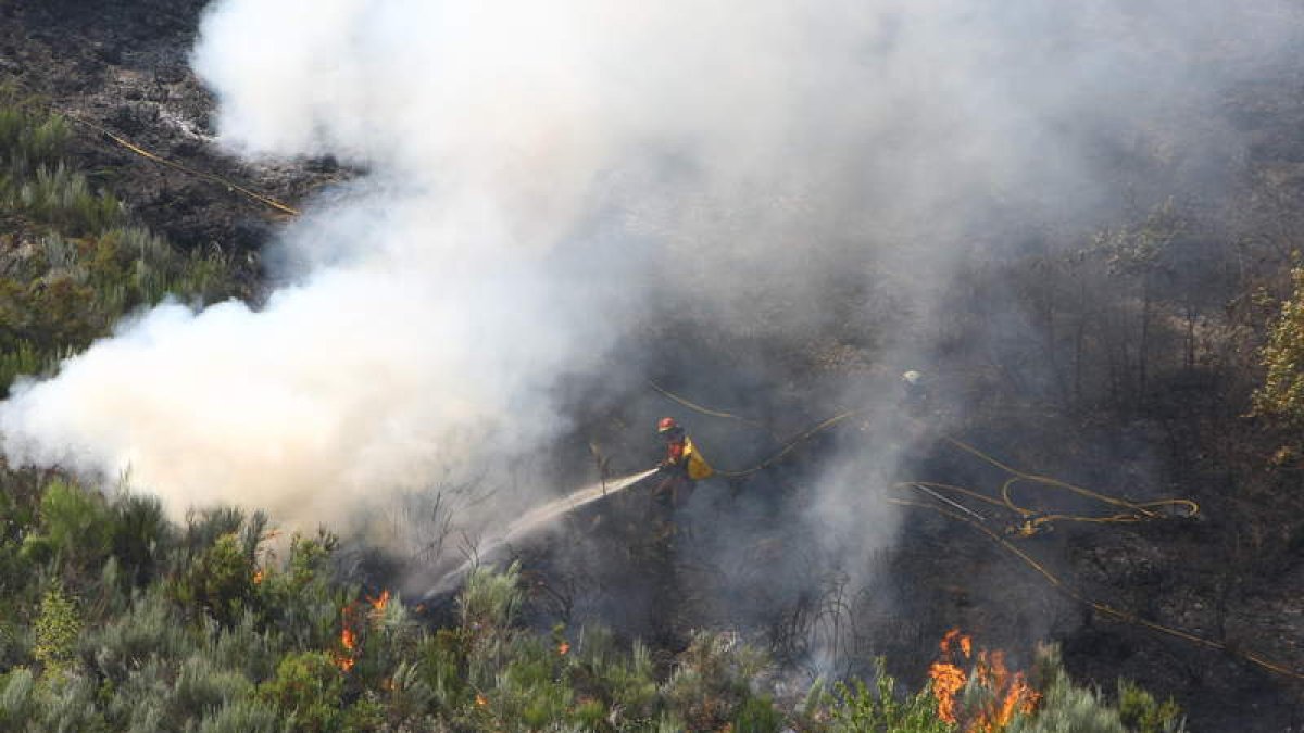 Trabajadores extinguiendo un fuego en Trabadelo, en 2009.