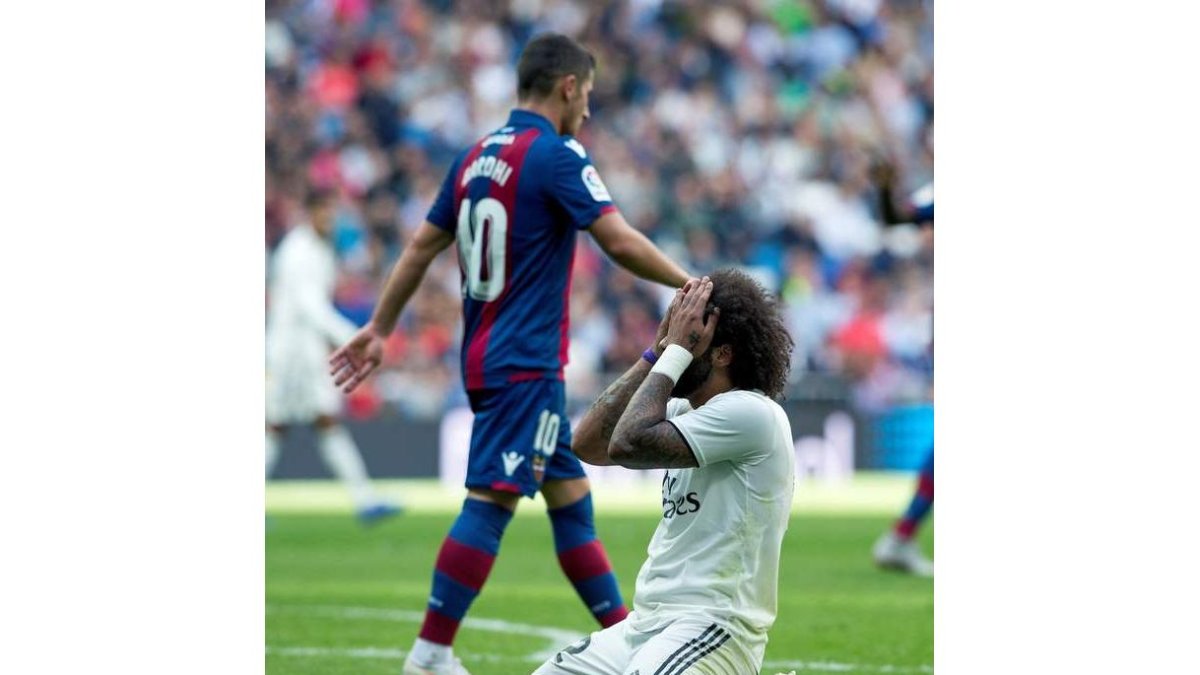 Marcelo, autor del único gol del Madrid, se lamenta de una ocasión fallada ante el Levante. RODRIGO JIMÉNEZ