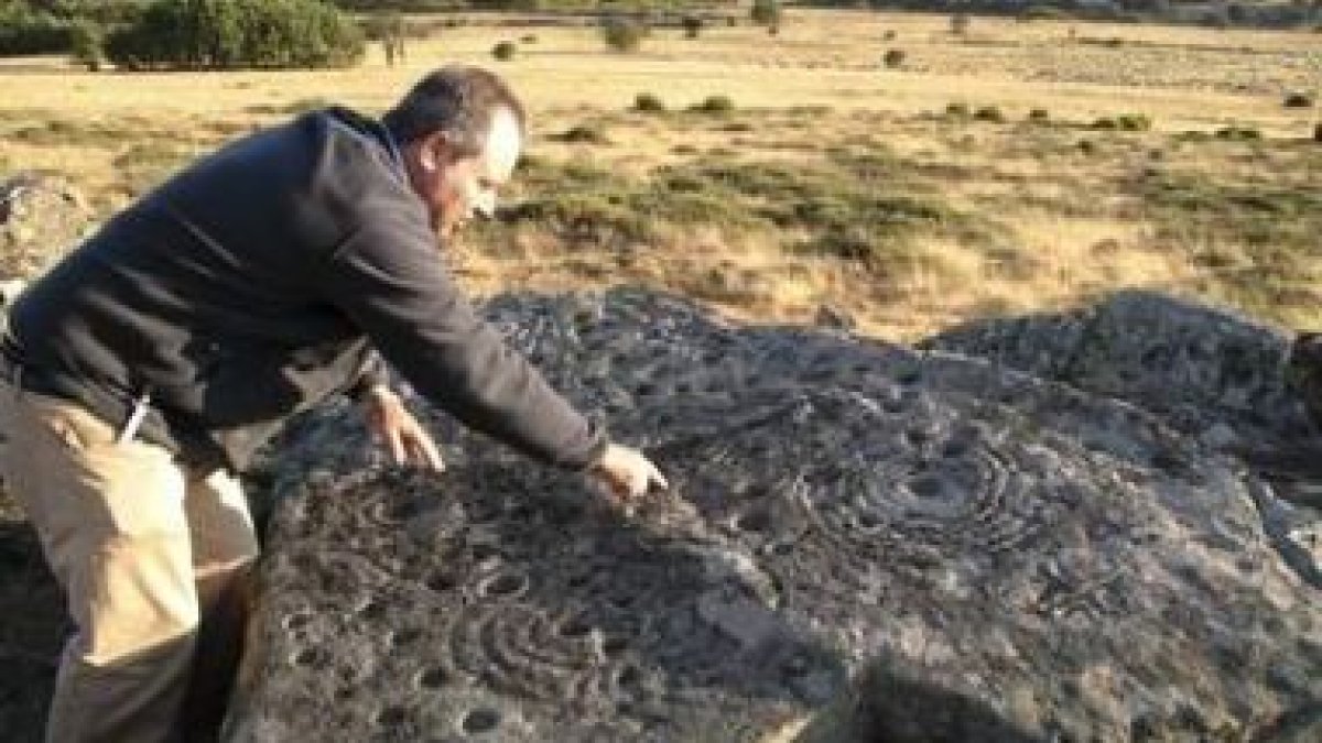 Juan Carlos Campos con los primeros petroglifos que localizó. Un equipo de la Universidad hizo calco