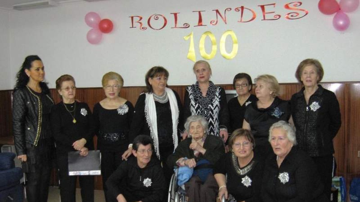 La centenaria en silla de ruedas, ayer en su fiesta de cumpleaños, en la residencia El Santo.