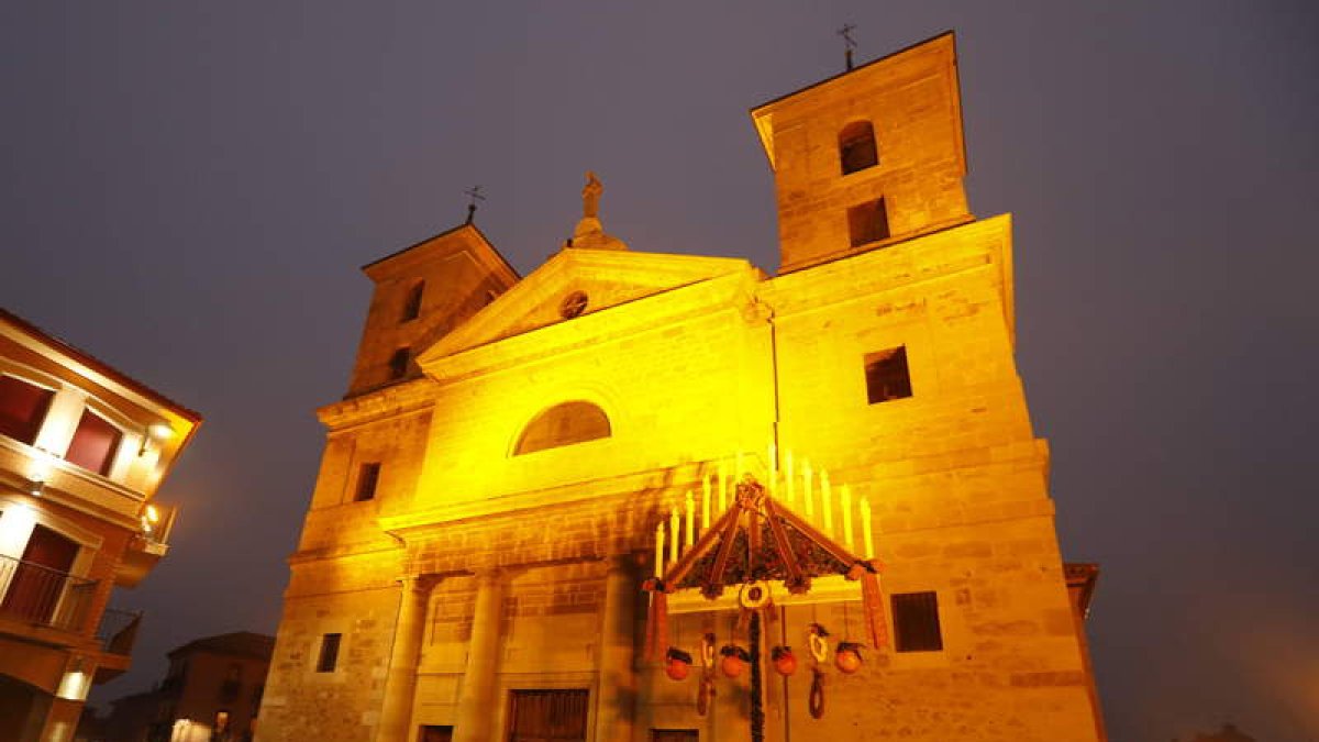 En las imágenes que ilustran estas páginas se puede apreciar el arco circular que da entrada al mercadillo navideño, la Coral Coyantina y el Coro Infantil de Ceip Bernardino Pérez cantando villancicos, el ramo leonés instalado delante de la iglesia, el belén de la plaza Mayor, un detalle de la fachada del Ayuntamiento y varias personas disfrutando del mercadillo