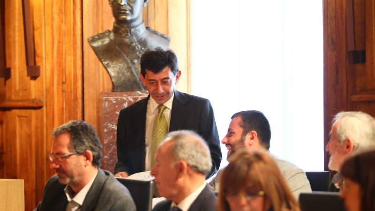 El portavoz del PP, Jaime González, se despide de García del Blanco, ayer en el Pleno.
