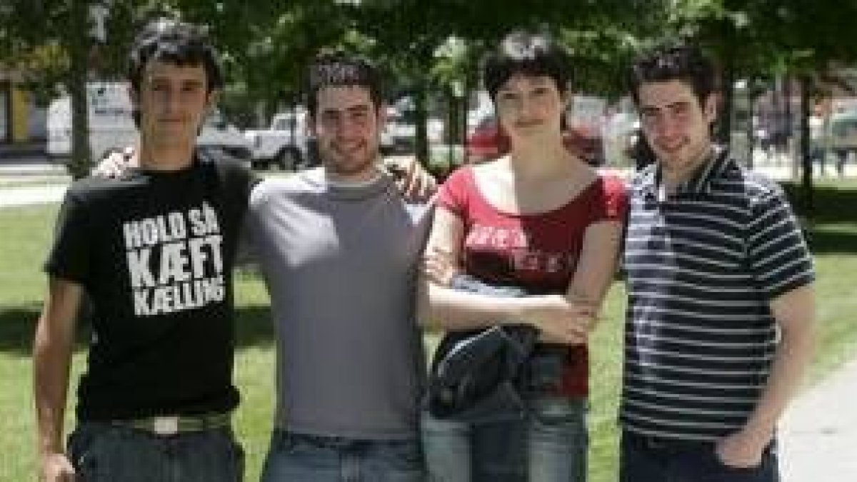 Los gemelos Kiko y Javier Prada (segundo y cuato por la izquierda) ayer junto a otros dos premiados