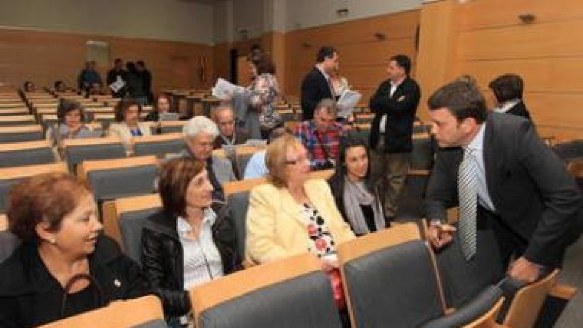 Riesco, ayer con los portavoces de las asociaciones.