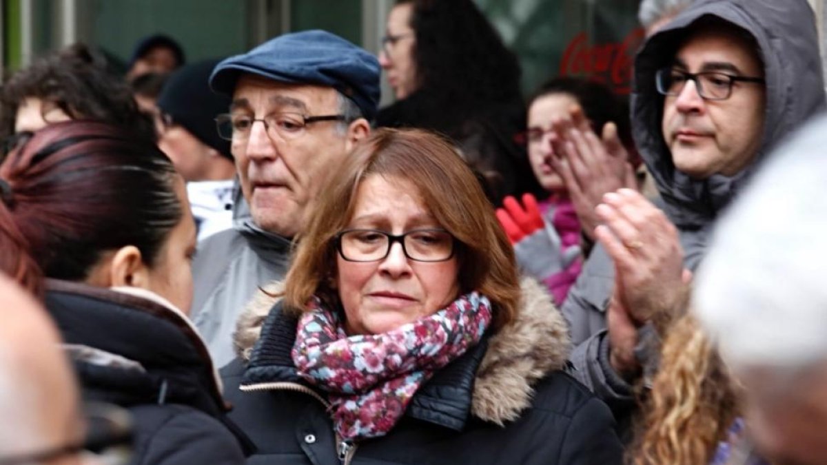 La abuela de la niña fallecida, durante la concentración en Blanes.