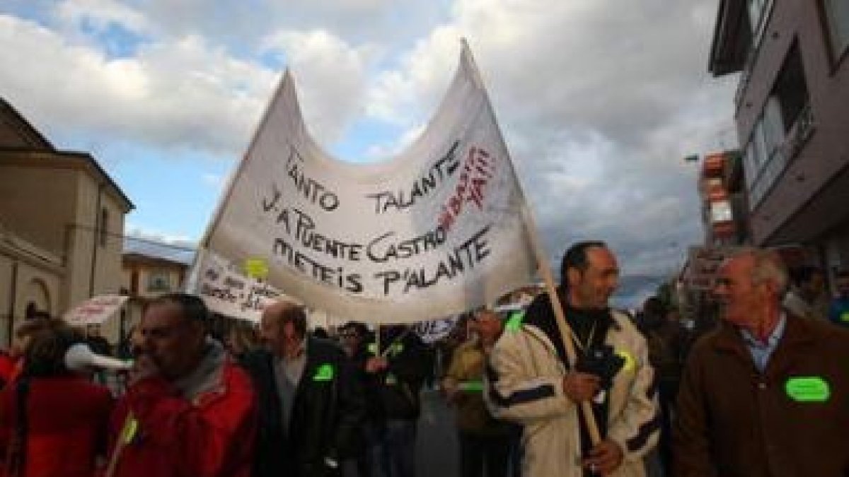Los vecinos de Puente Castro volvieron a manifestarse para reivindicar sus derechos.