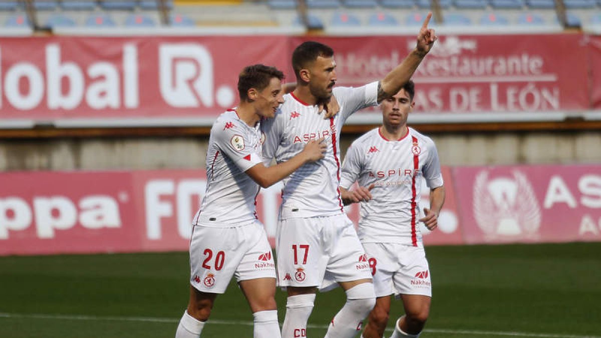 Julián Luque y Dioni celebran el segundo gol de la Cultural después de transformar el malagueño el penalti de los tres pitados por el árbitro vasco Sánchez Asla. FERNANDO OTERO