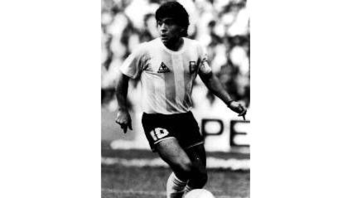 El argentino Diego Armando Maradona inició en los 80 la «mudanza»