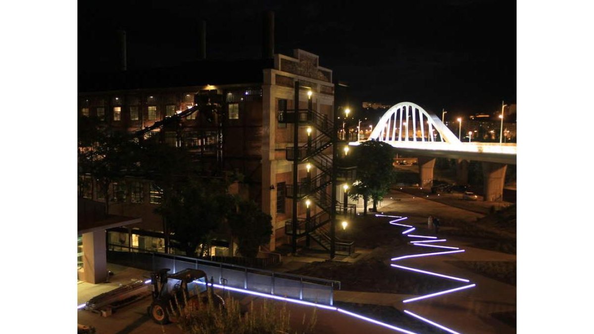 El espectáculo nocturno se podrá contemplar desde el puente del Centenario, al fondo.