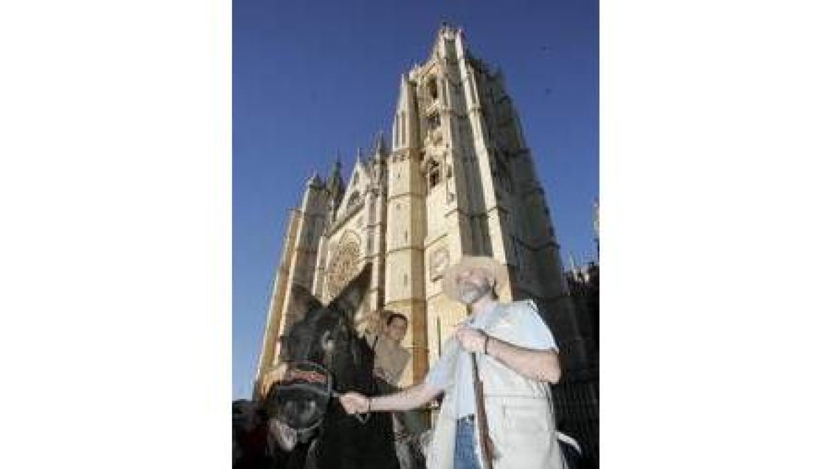 Antonio Rodríguez, responsable de la asociación (la web es burroperegrino.com), ante la Catedral