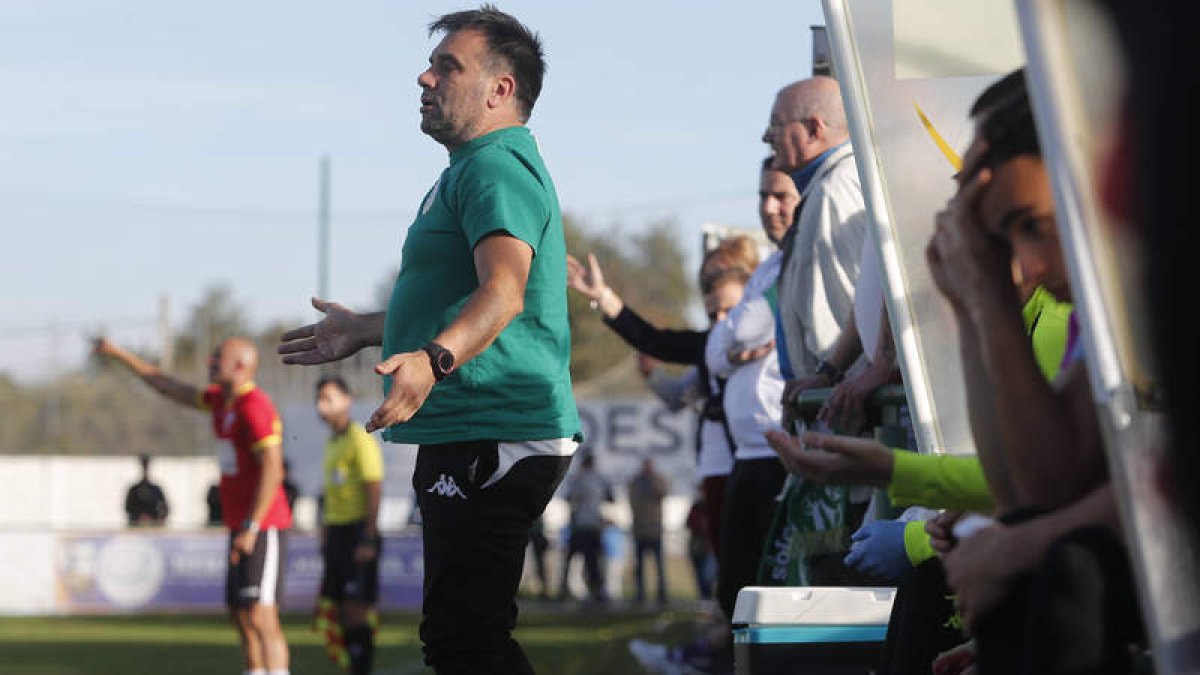Miguel Ángel Miñambres, entrenador del Atlético Astorga. JESÚS F. SALVADORES