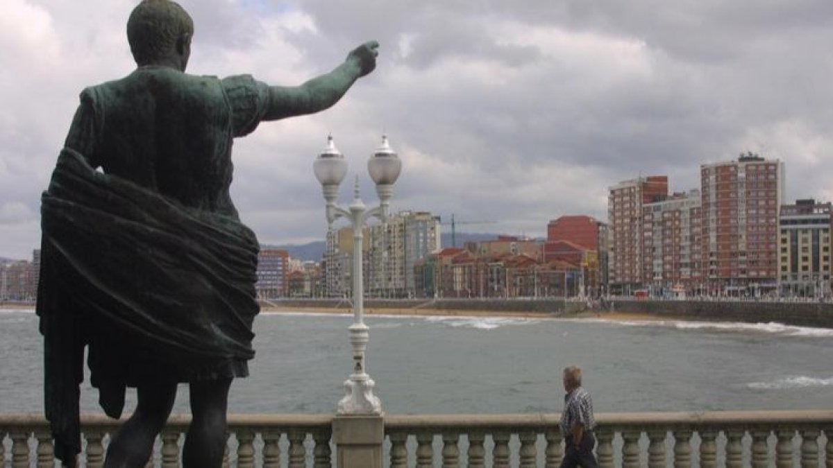 Playa de San Lorenzo, en Gijón. DL