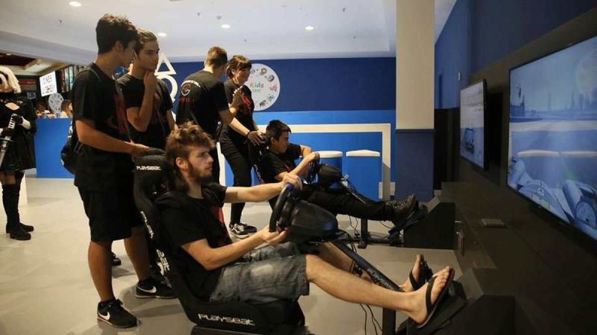 Los aficionados a los videojuegos ya están disfrutando del nuevo espacio gamer. D.L