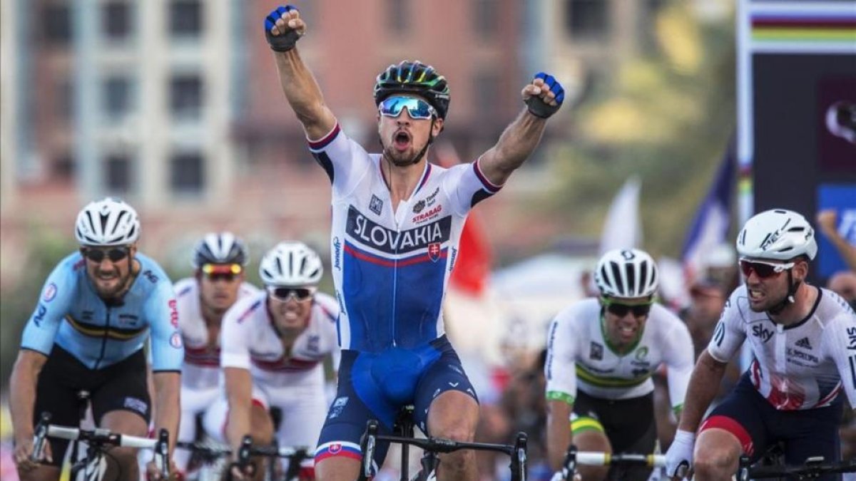 Peter Sagan se impone a Mark Cavendish y Tom Boonen en el esprint que decidió el Mundial de Catar.
