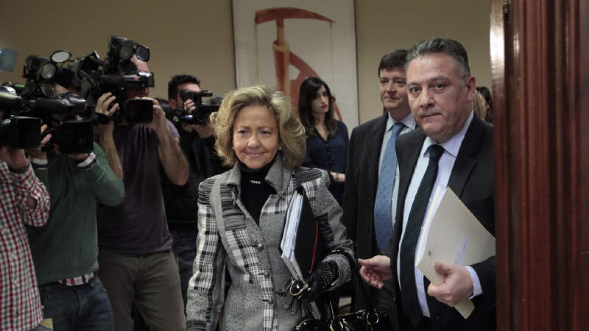 Madrigal acompañada por el presidente de la comisión de Justicia, el leonés Prada.