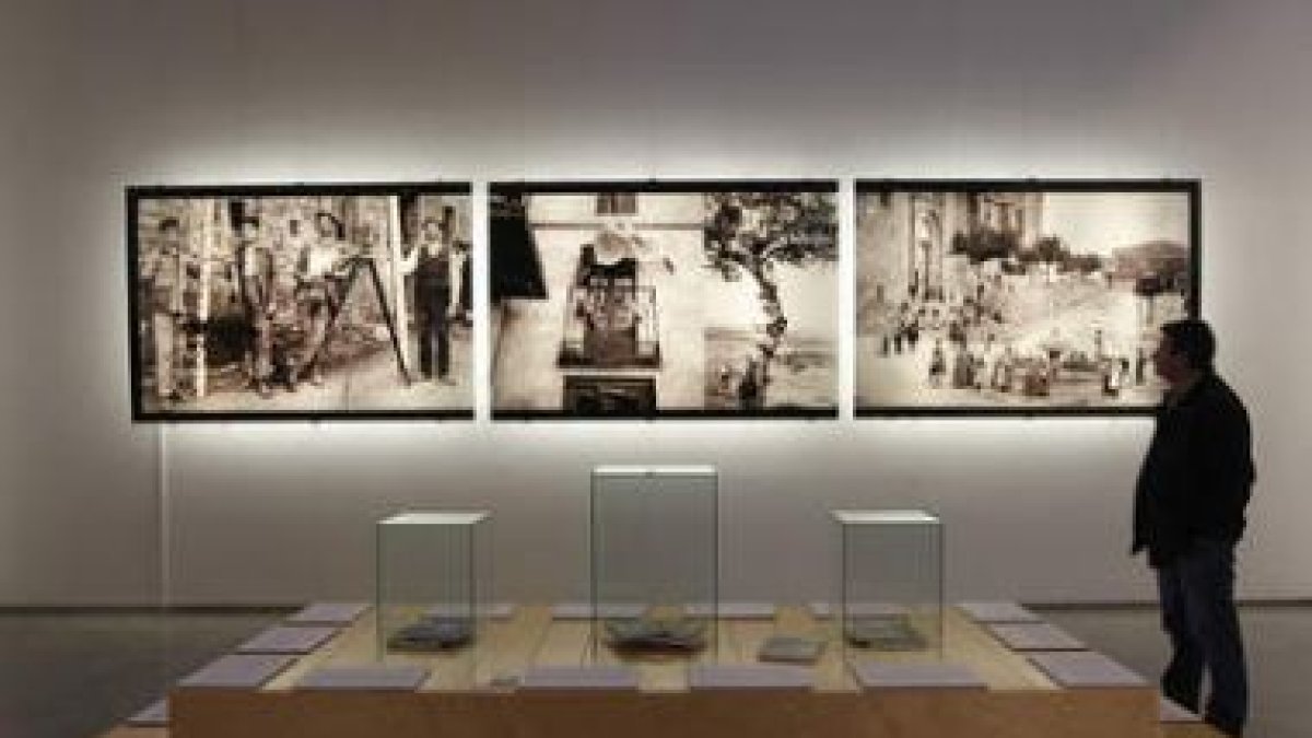 Un visitante observa varias de las fotografías que se muestran en el Museo Etnográfico Provincial