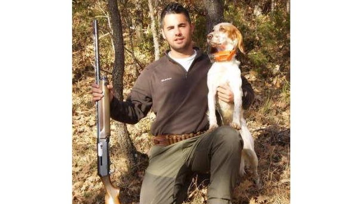 Adrián Chico con su perra setter provista de collar transmisor.