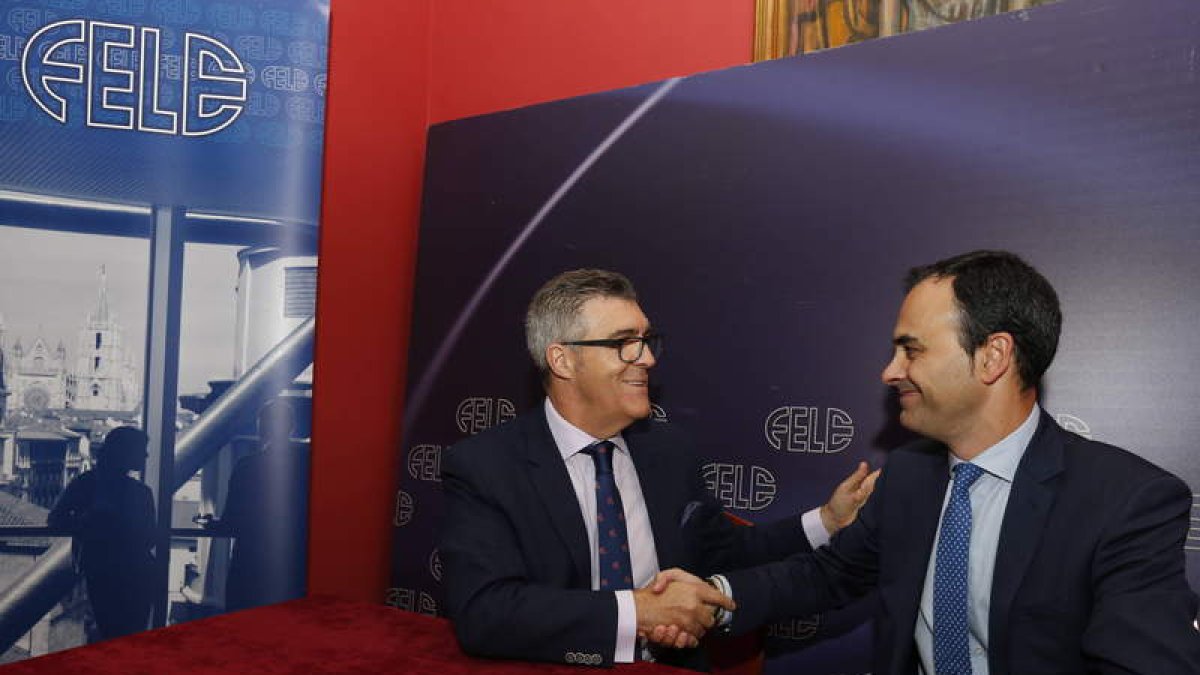 Un momento de la firma, ayer, en la Fele. RAMIRO