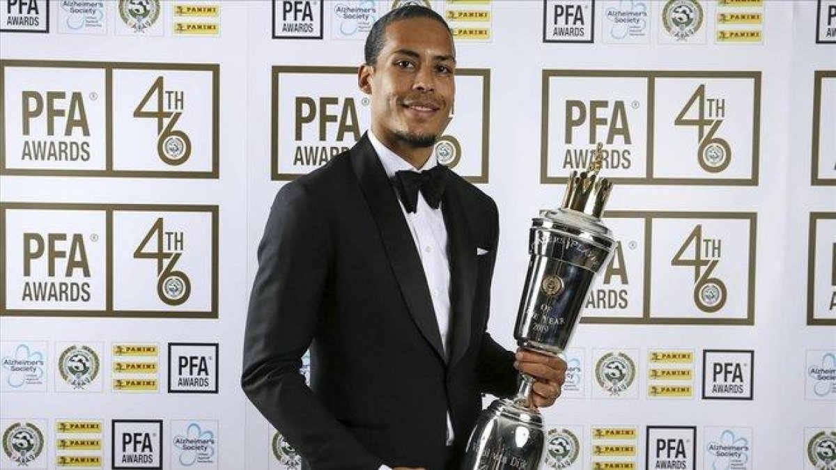 Virgil Van Dijk galardonado con el premio al mejor jugador del año por la PFA.