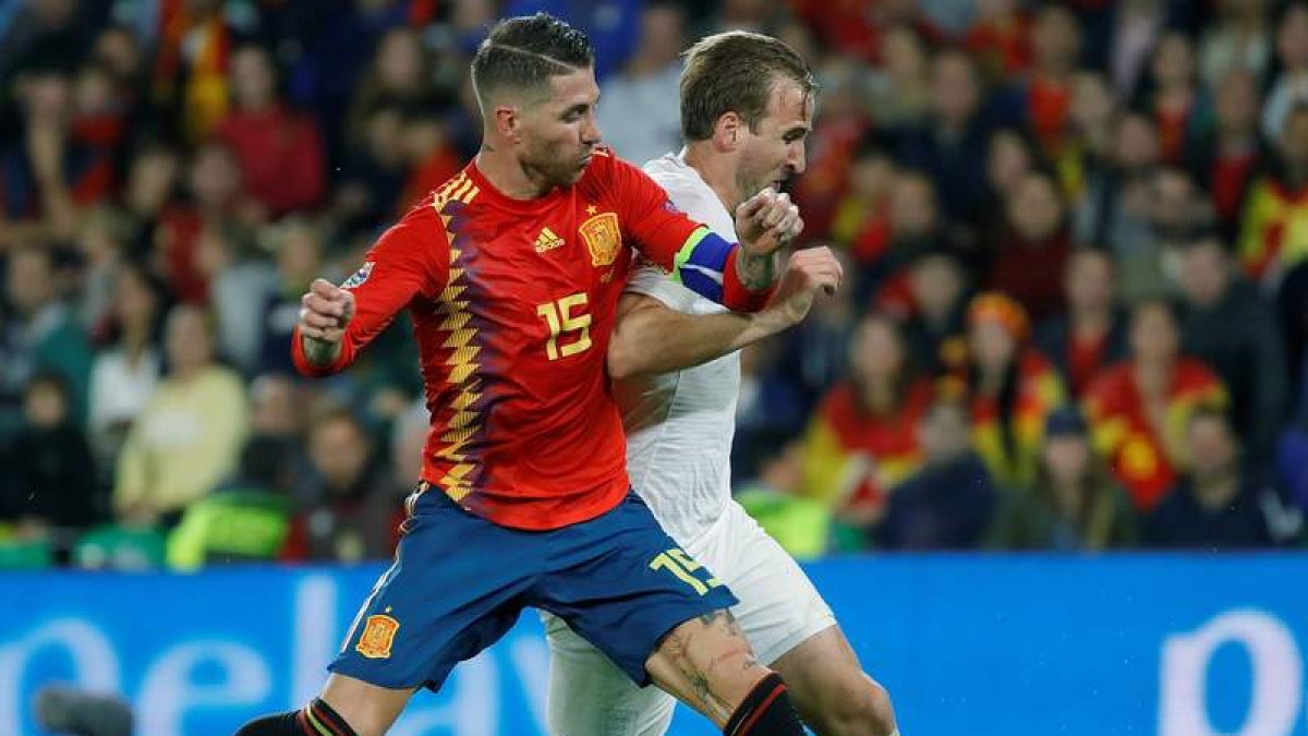 El defensa de la selección española disputa un balón ante el delantero inglés Harry Kane. JULIO MUÑOZ