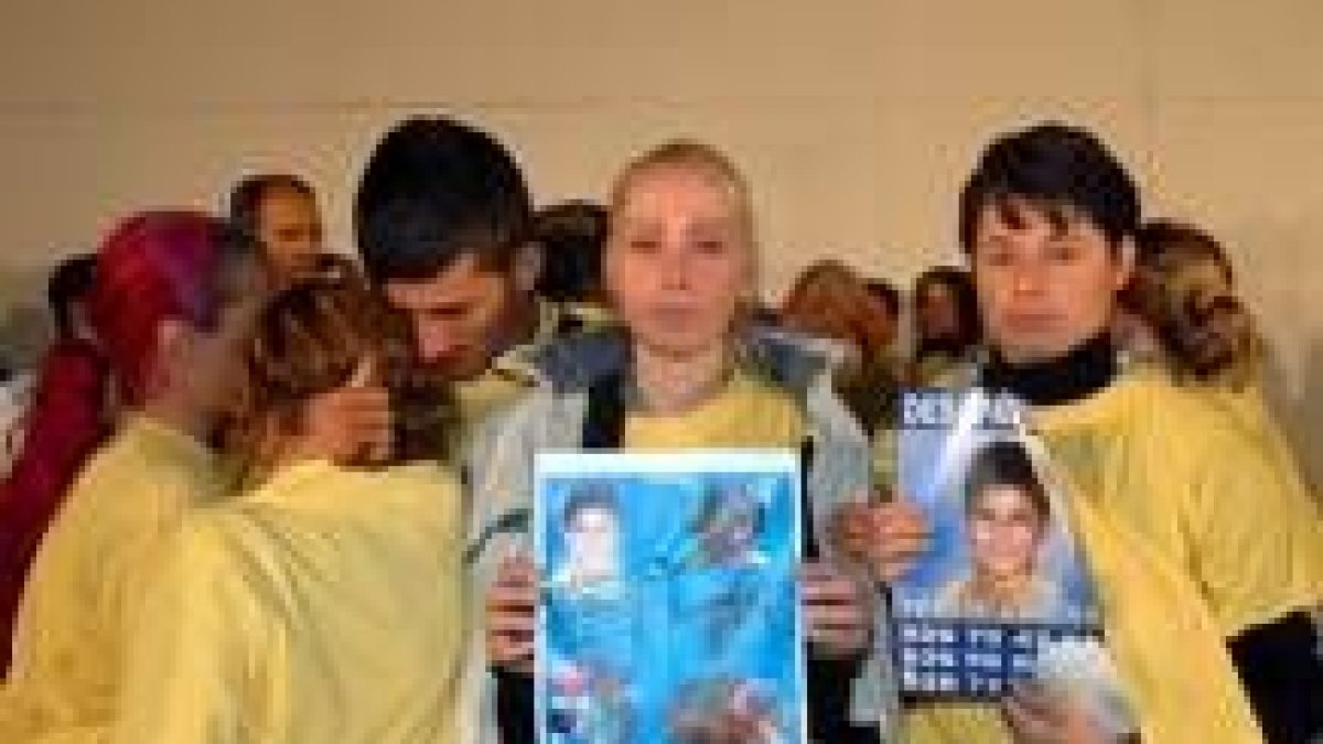 La madre y la tía de Yeremi muestran carteles con la foto del niño