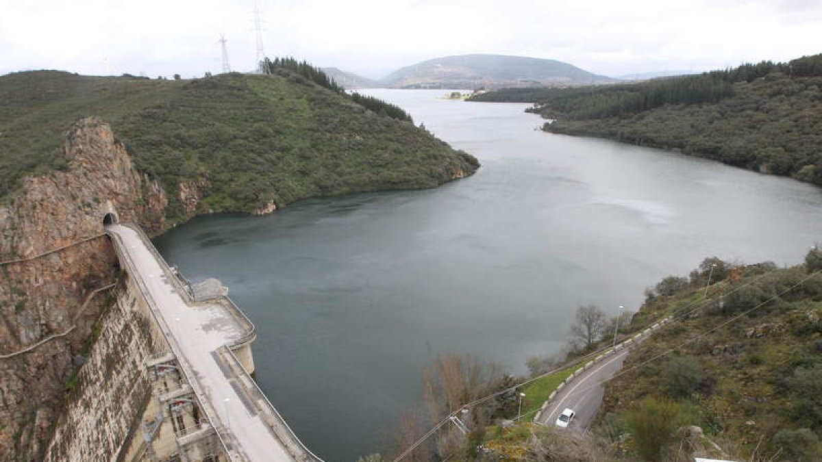 El Gobierno destina 4,8 millones para el aliviadero de la presa de Bárcena.