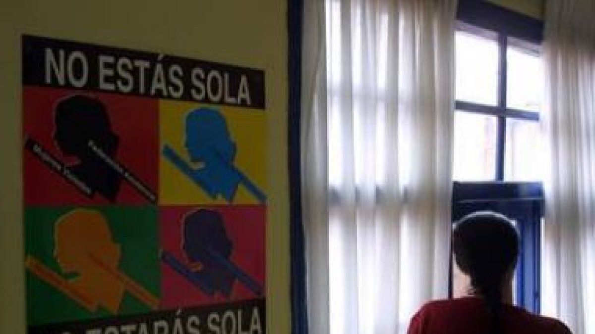 Imagen de una mujer en uno de los centros que ofrecen ayudar contra el maltrato.