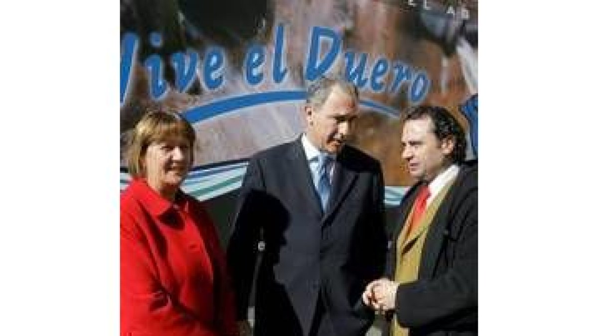 Gato, en el centro, en una exposición sobre el Duero en Segovia