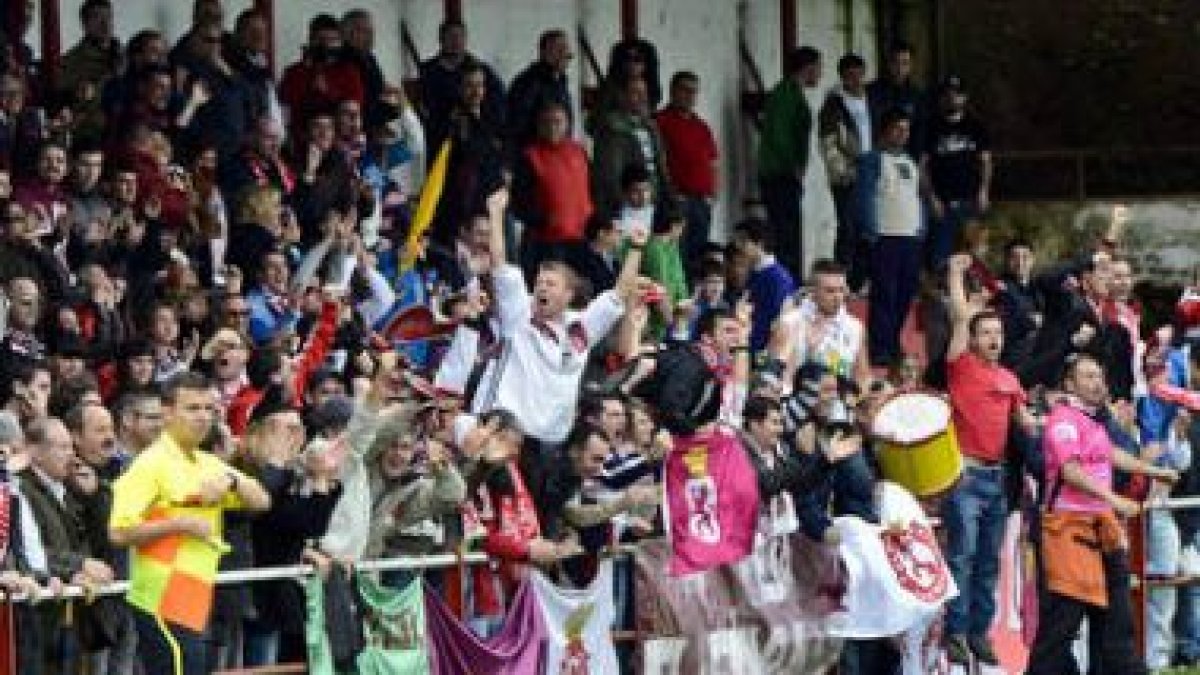 La afición de la Cultural, que fue mayoritaria en Mareo, se alegró del gol culturalista.