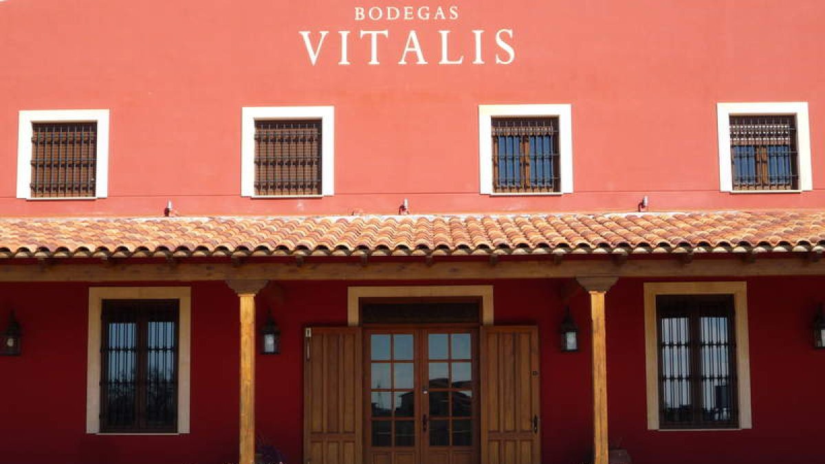 Aspecto de la fachada principal de la bodega ubicada en Villamañán y que también desarrolla actividades enoturísticas. B. FERNÁNDEZ