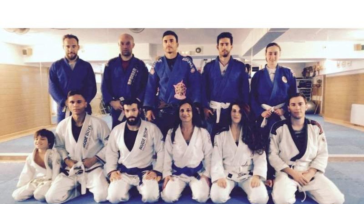 Marcelo Amorim, en el centro y de pie, organiza el autonómico de esta disciplina deportiva. DL