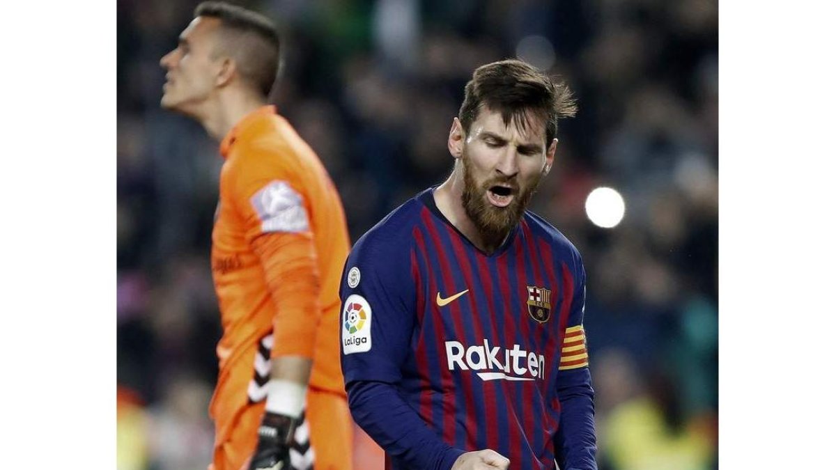 El argentino Leo Messi celebra su gol anotado al transformar un penalti ante el Real Valladolid. ANDREU DALMAU