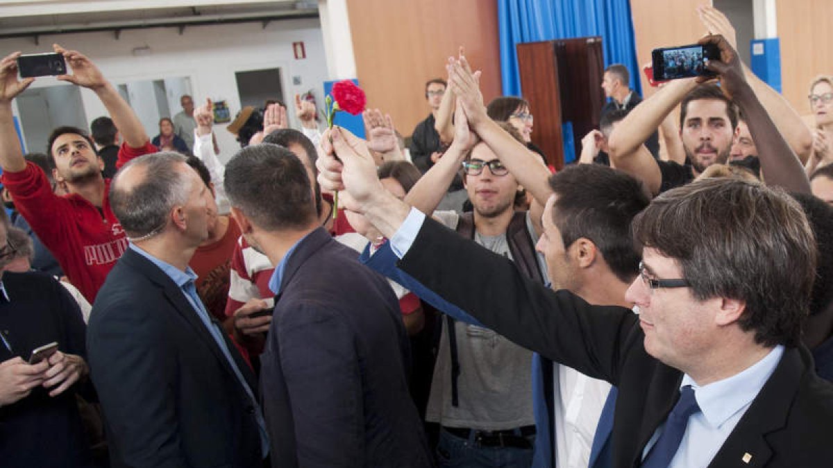 Puigdemont a su llegada al colegio donde tenía previsto votar. ROBIN TOWNSEND