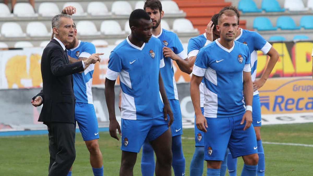 Carlos Terrazas confía en sus jugadores porque antes o después llegarán las victorias. L. DE LA MATA