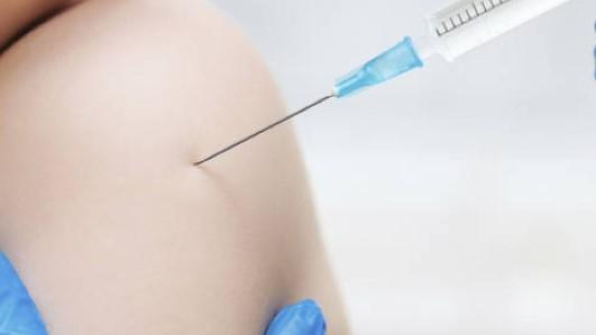 Una enfermera aplica una vacuna a un bebé