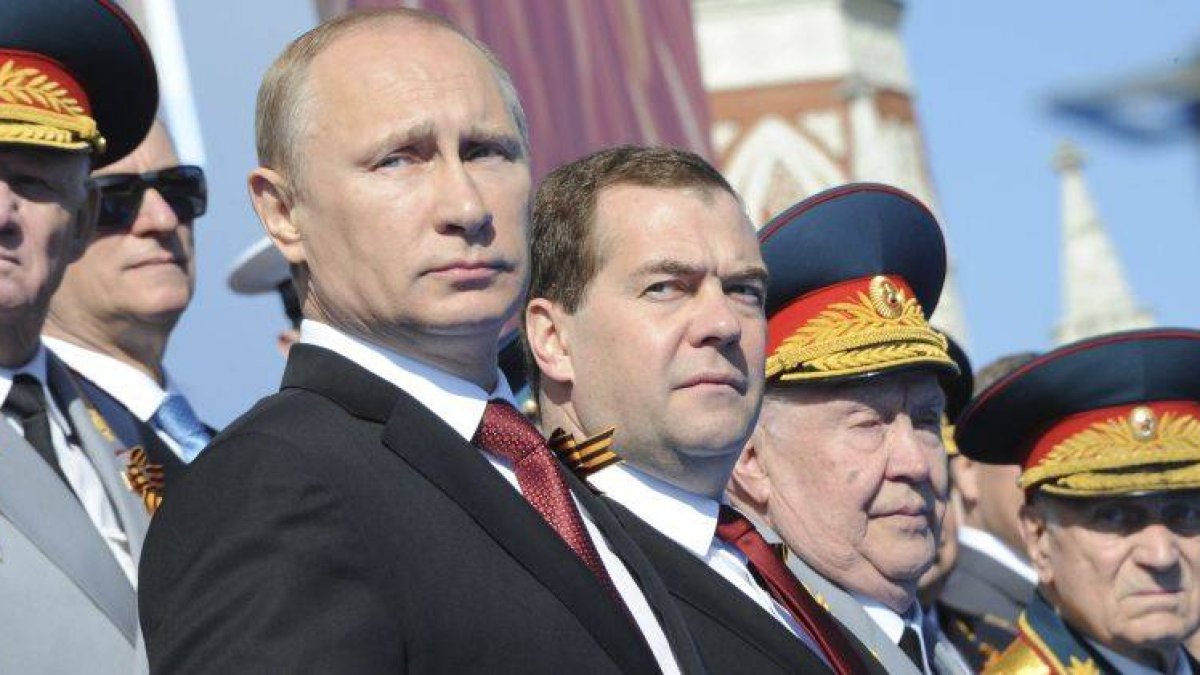 El presidente ruso, Vladímir Putin (2-i), y el primer ministro ruso, Dmitry Medvédev (3-i), asisten al tradicional desfile militar en la Plaza Roja.