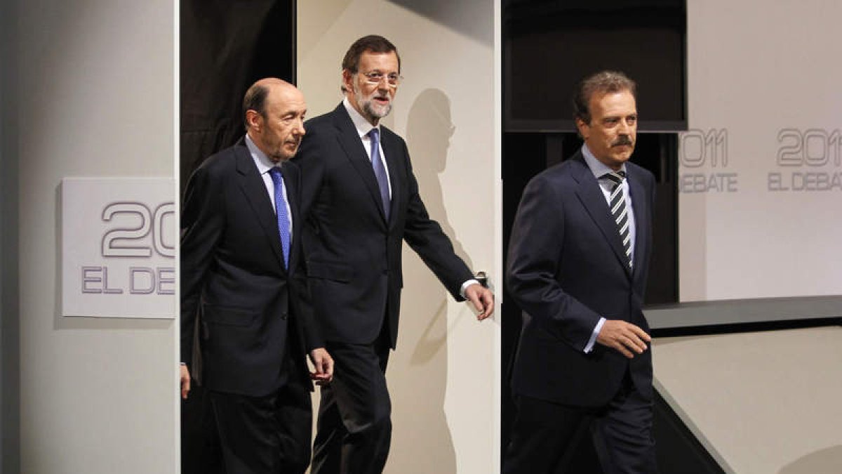 Candidatos y moderador, momentos previos al debate.