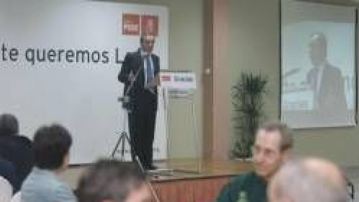José Antonio Alonso, en un momento del discurso que pronunció antes de comenzar la cena del PSOE