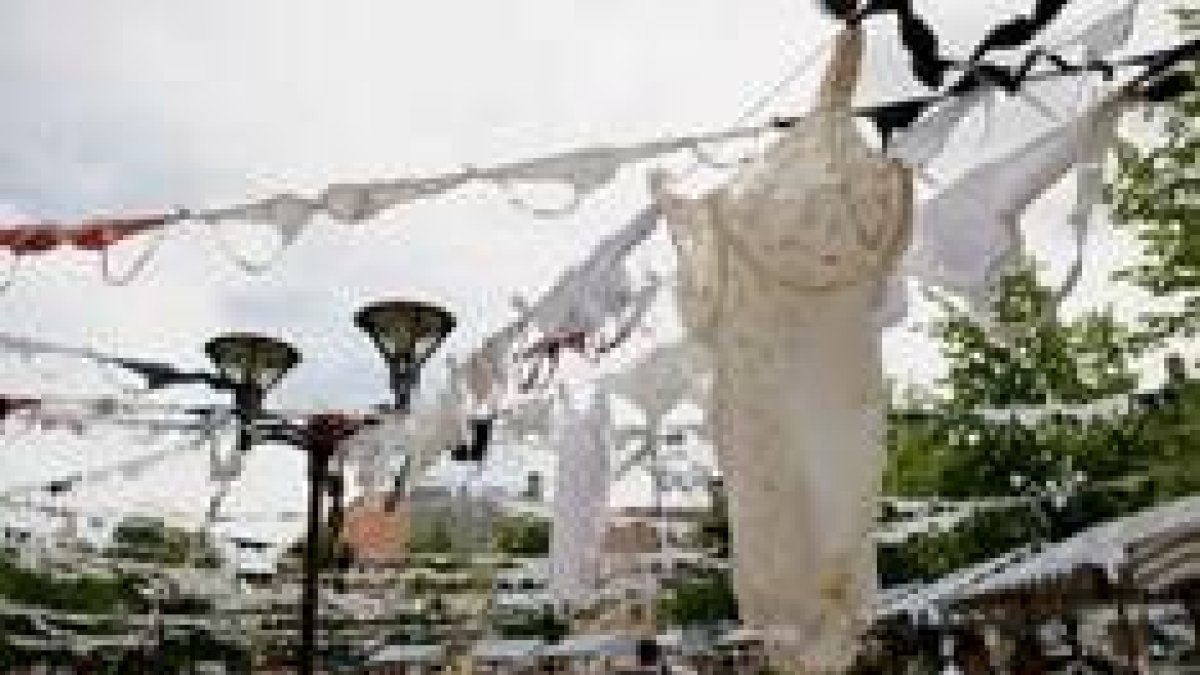 Casi 10.000 sujetadores batieron el récord mundial en Oostduinkerk