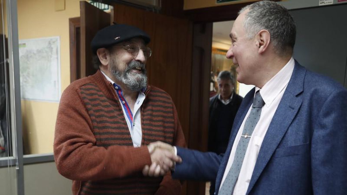 Echevarría estrecha la mano a López Sendino tras las votaciones en la UPL.