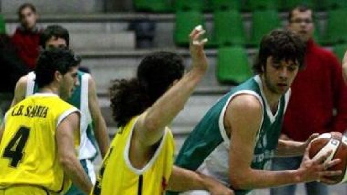 Javier Múgica, a la derecha, postea durante su etapa en el Universidad de León.